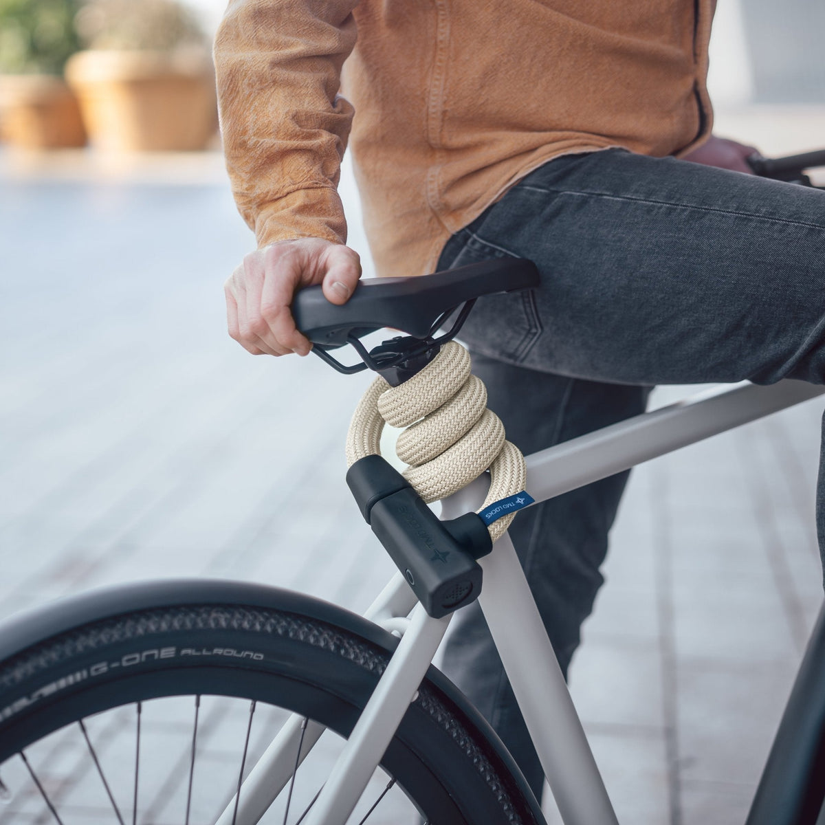 TMD Chain Lock 110 cm Beige fitted around the seat post of an urban e-bike