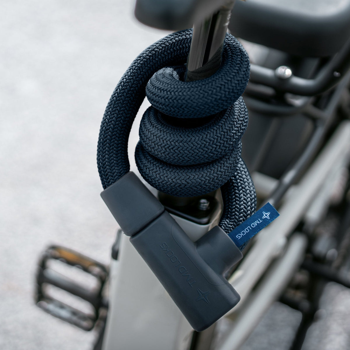 TMD Chain Lock 110 cm Navy wrapped around a longtail e-bike