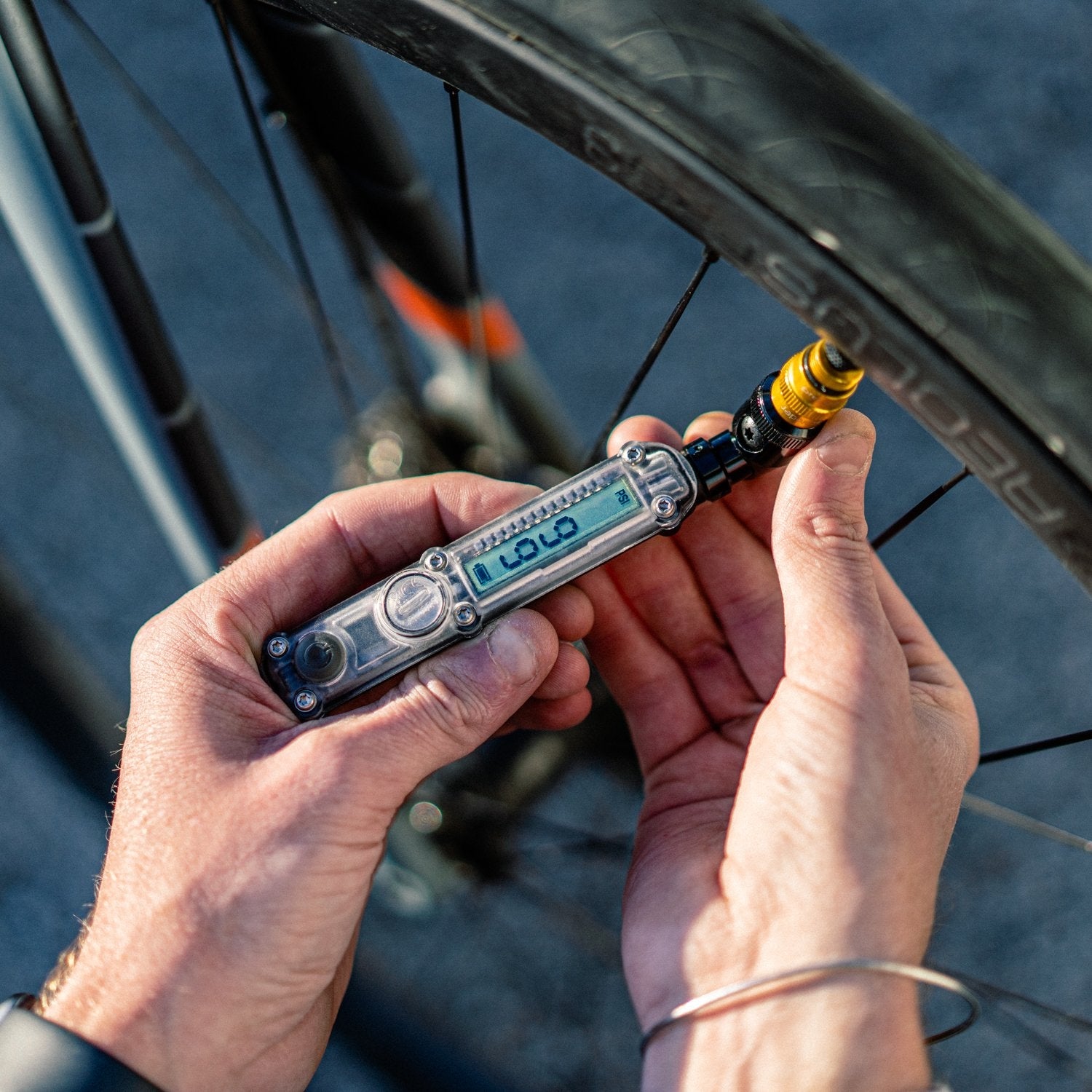 Manomètre pour pneu vélo Lezyne Digital Check Drive