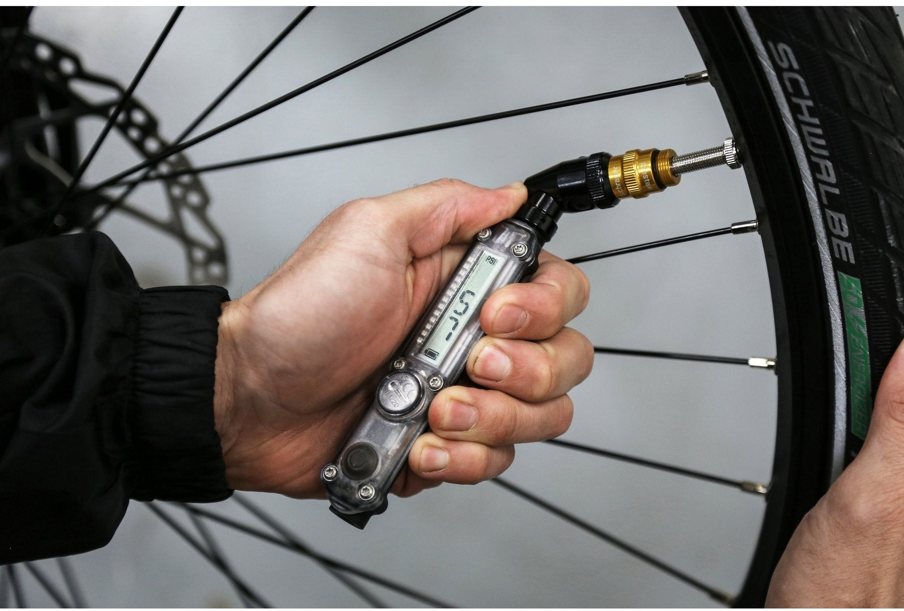 Manomètre pour pneu vélo Lezyne Digital Check Drive