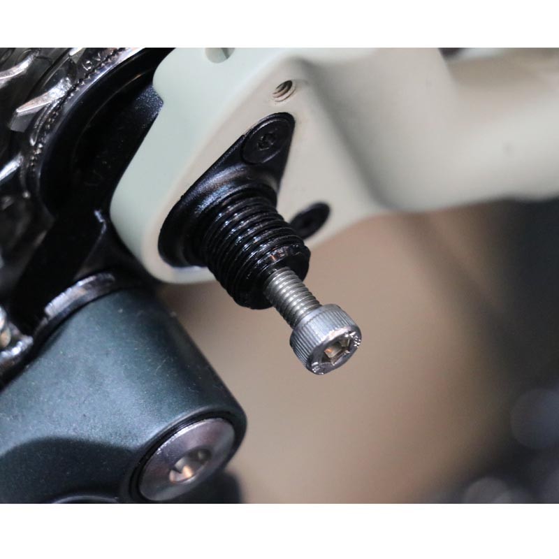 Axe thru-axle Minoura Davos avec filetage pour rack 