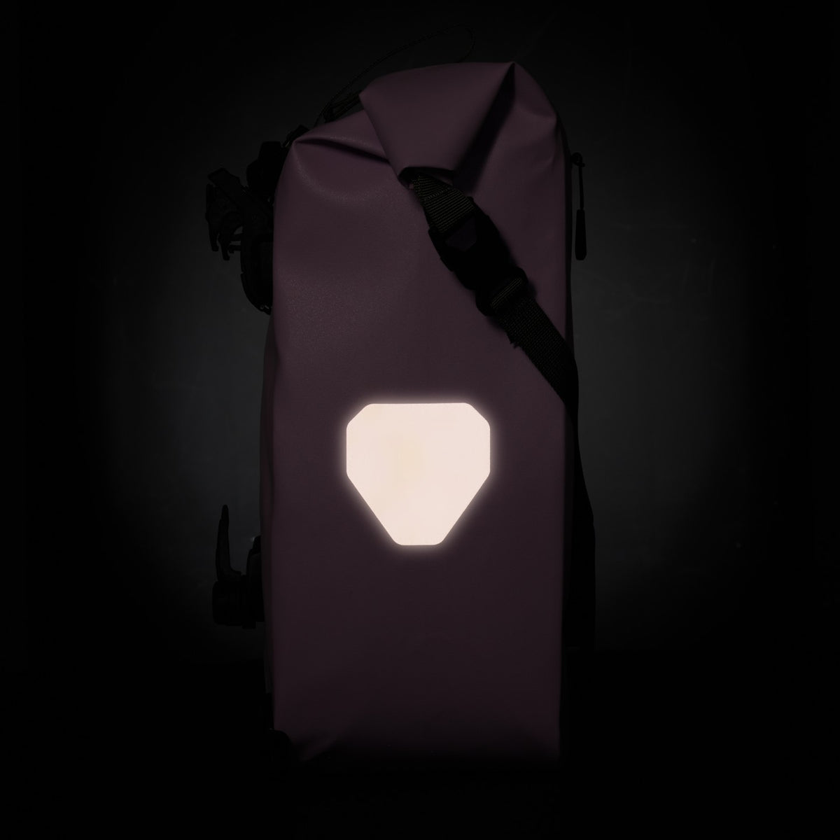 Ortlieb Back-Roller 20L Zip-Pocket TIDURA Lavender reflector at night